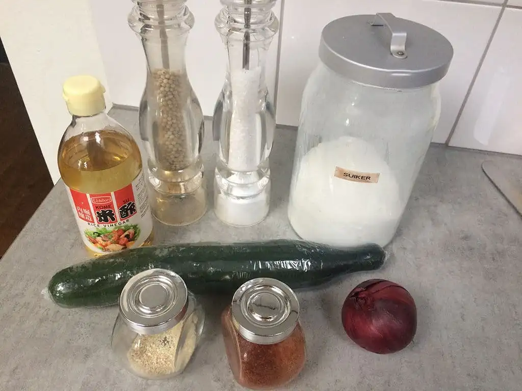 Komkommersalade met rode ui ingrediënten