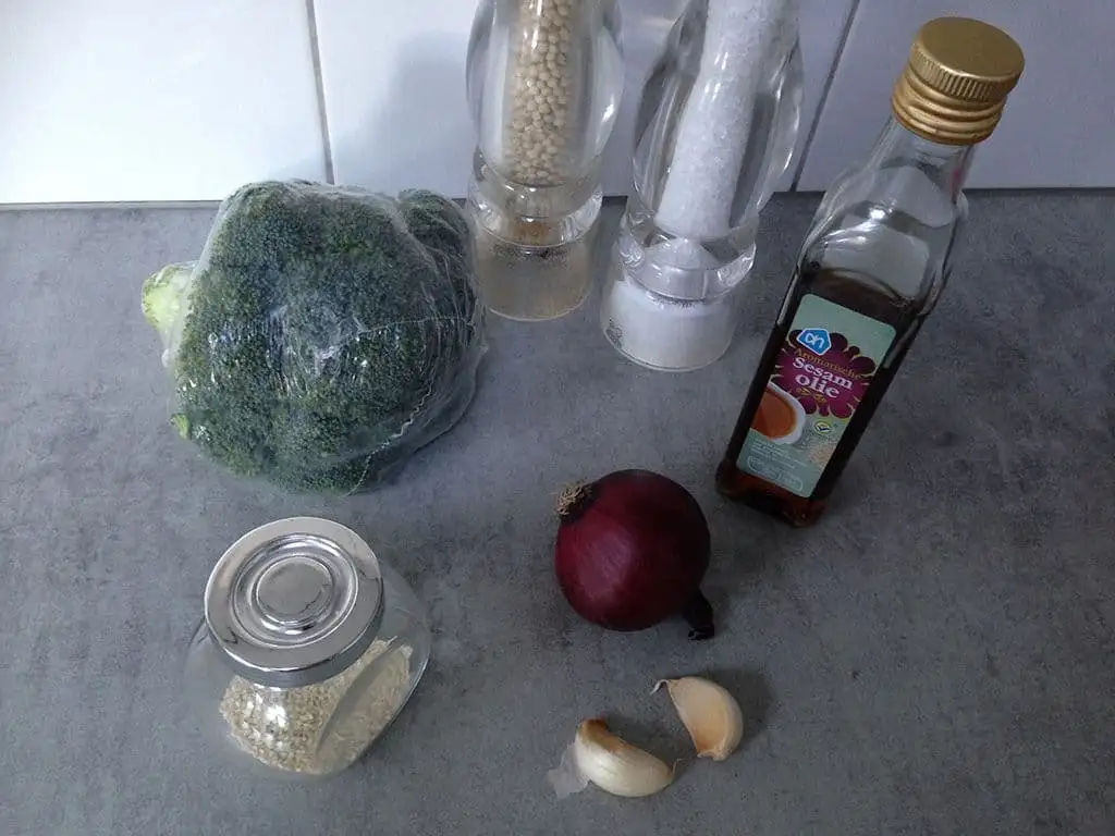 Gebakken broccoli met knoflook ingrediënten
