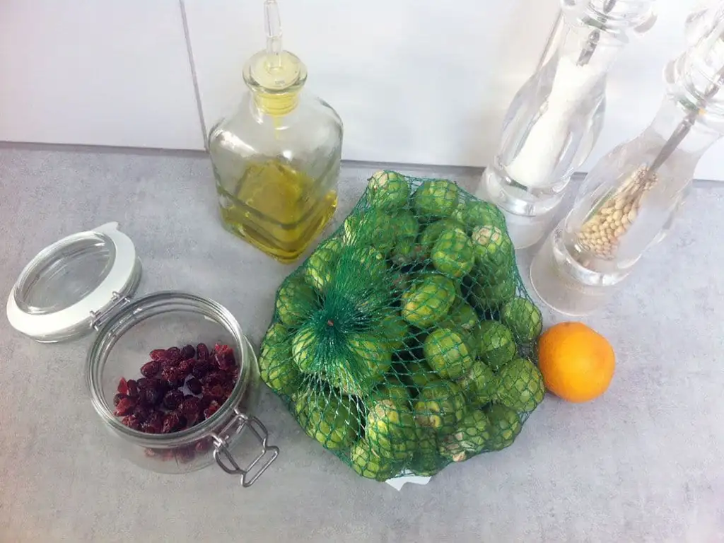 Geroosterde spruitjes met cranberry's ingrediënten