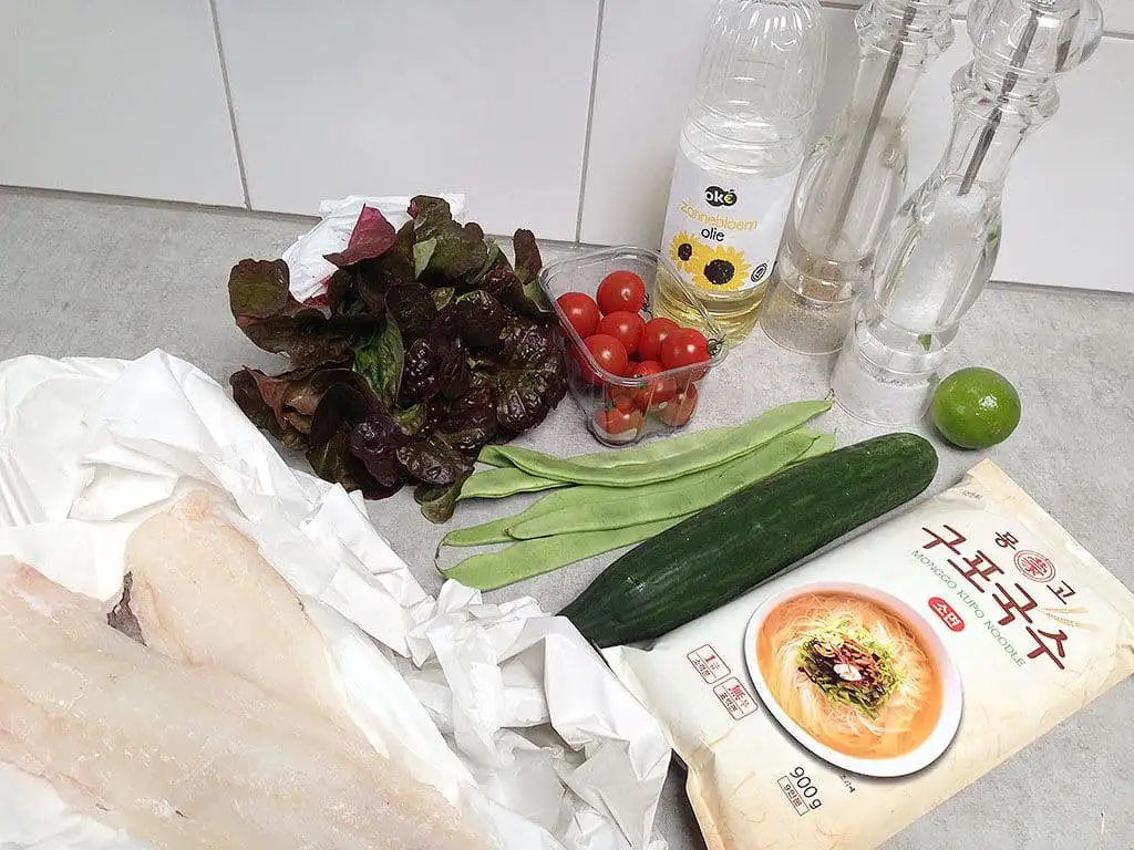 Kabeljauw, snijbonen en noodles lente salade ingrediënten