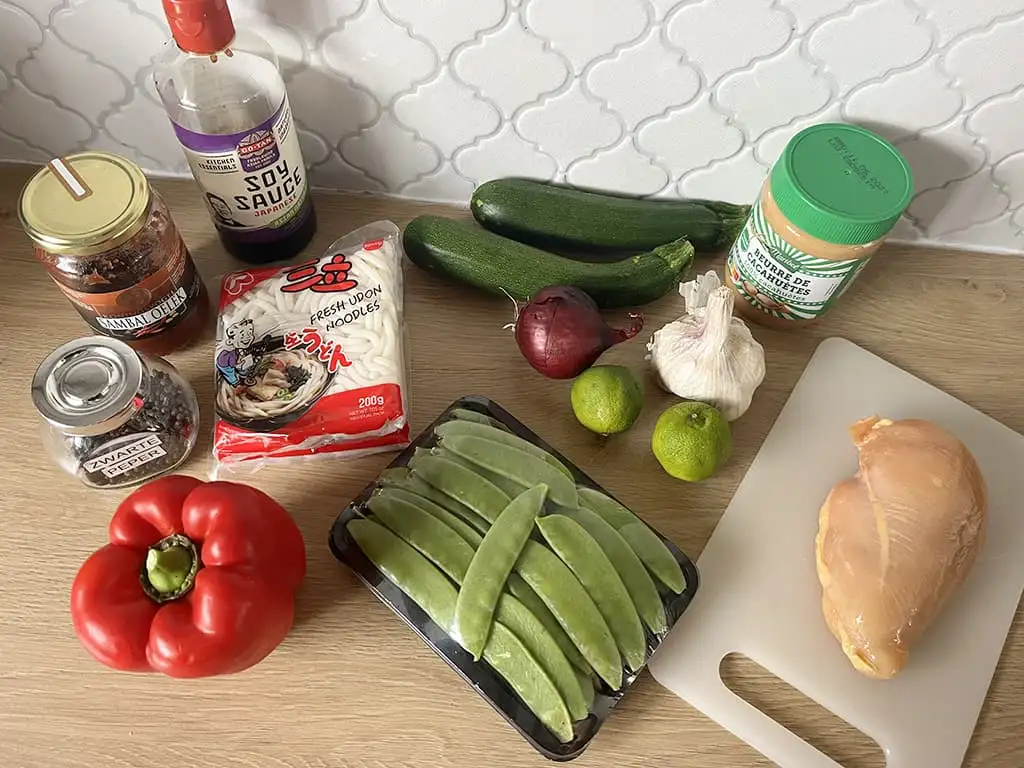 Udon noedels met kip en groenten ingrediënten