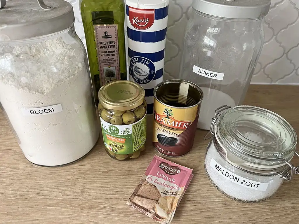 Focaccia met olijven ingrediënten