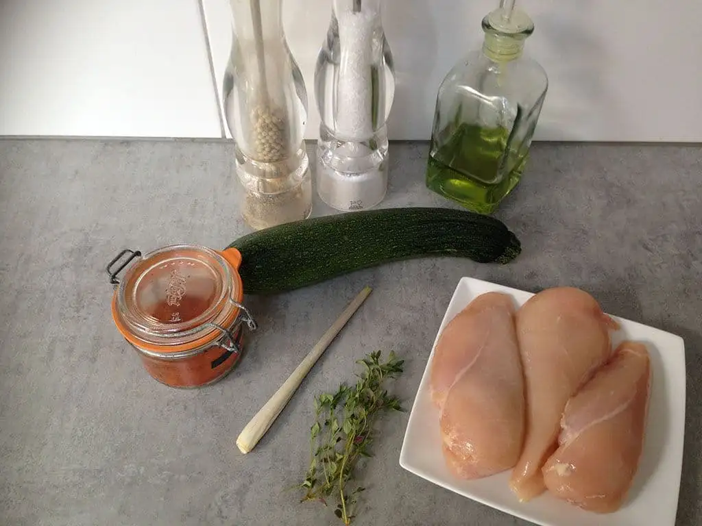 Kip en courgette spies van de barbecue ingrediënten