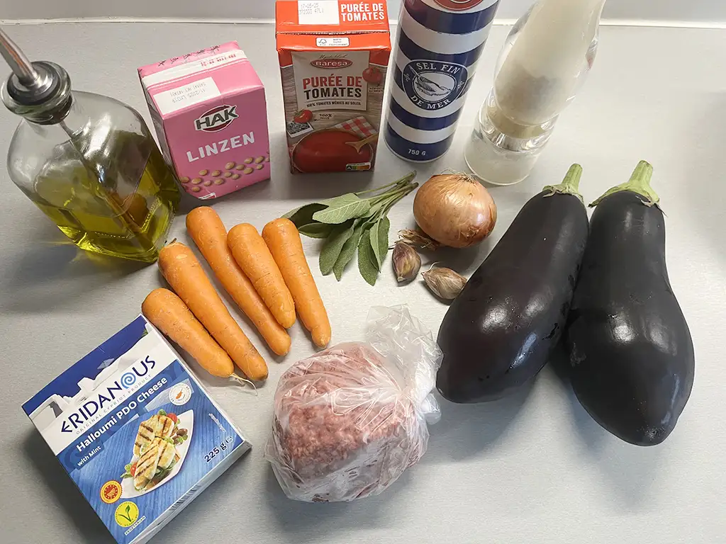 Ovenschotel met tomaat en halloumi ingrediënten