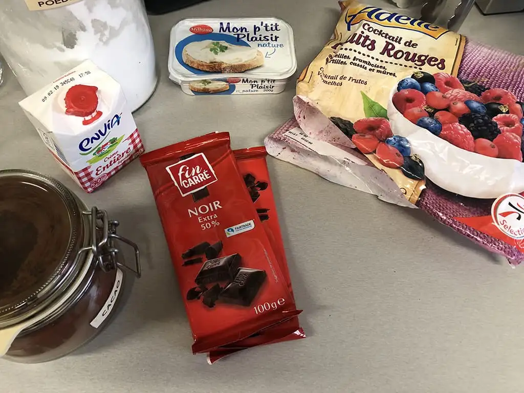 Chocolade cheesecake met rood fruit ingrediënten