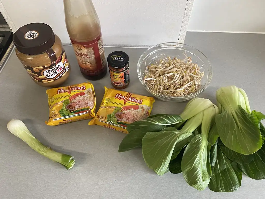 Pindasoep met noedels en paksoi ingrediënten