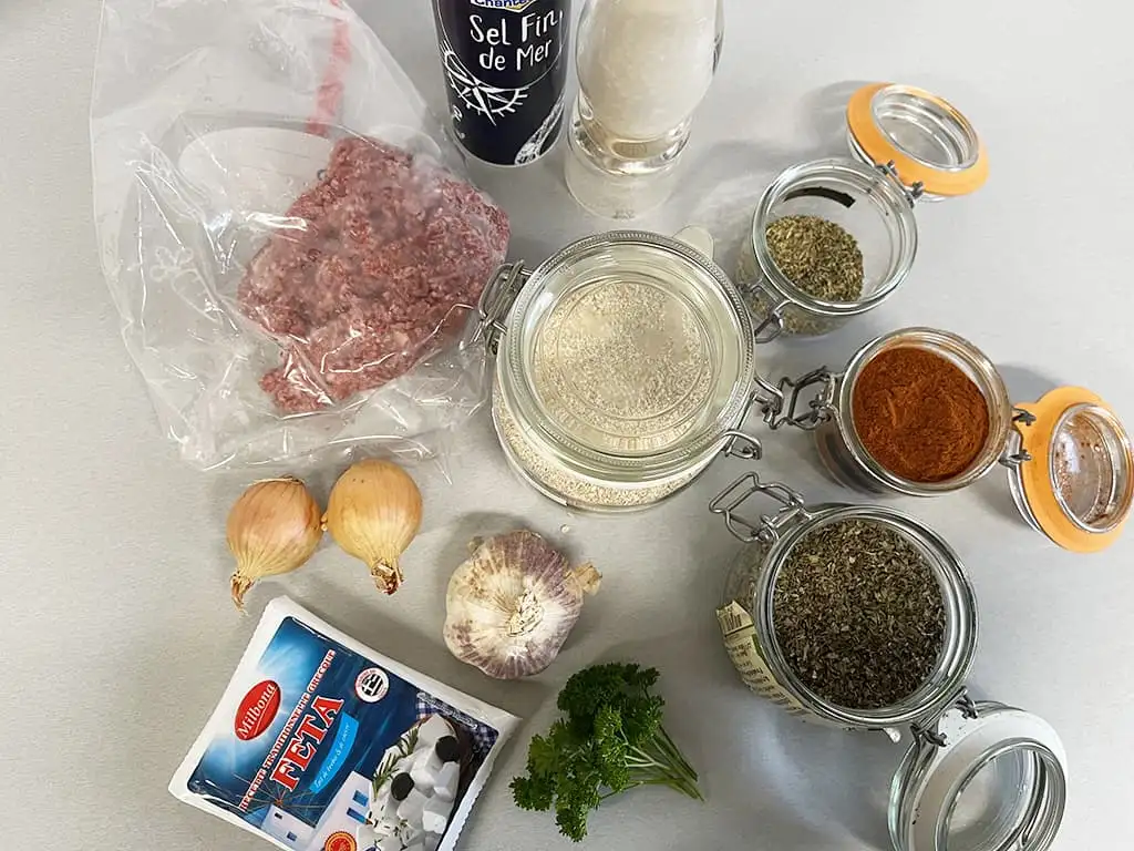 Griekse bifteki met feta ingrediënten