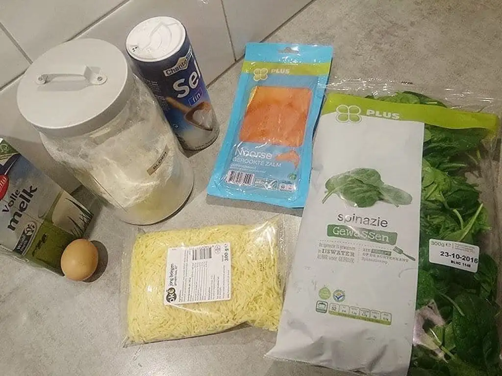 Vullende pannenkoek met zalm ingrediënten