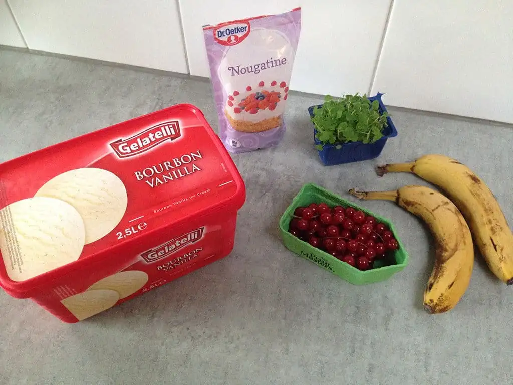 Vanille-ijs met banaan en rode besjes ingrediënten