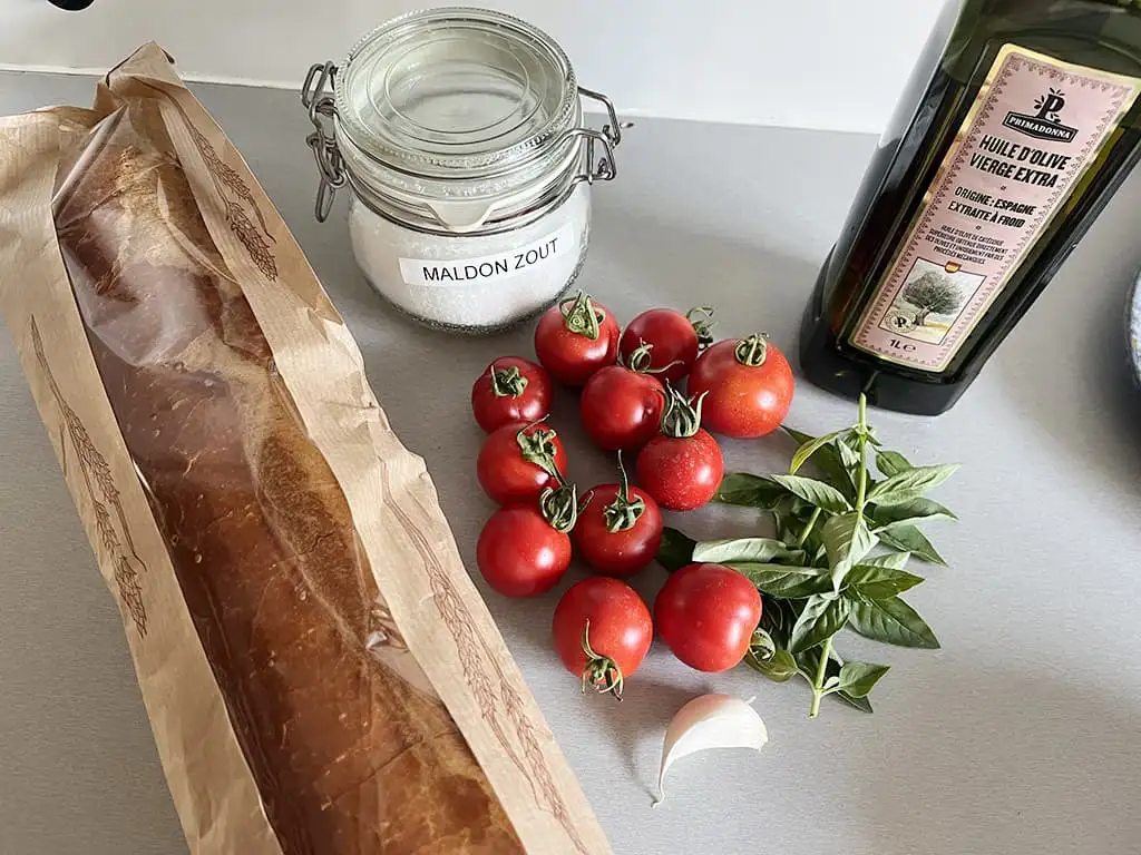 Bruschetta tomaat en basilicum ingrediënten