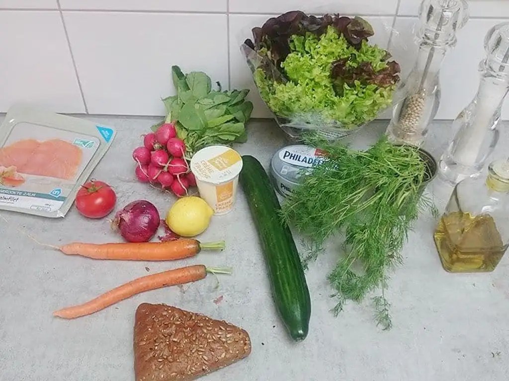 Broodje gerookte zalm en komkommer roomkaas ingrediënten