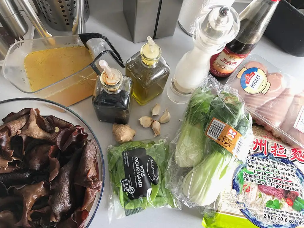 Ramen noedelsoep met zwarte paddenstoelen ingrediënten