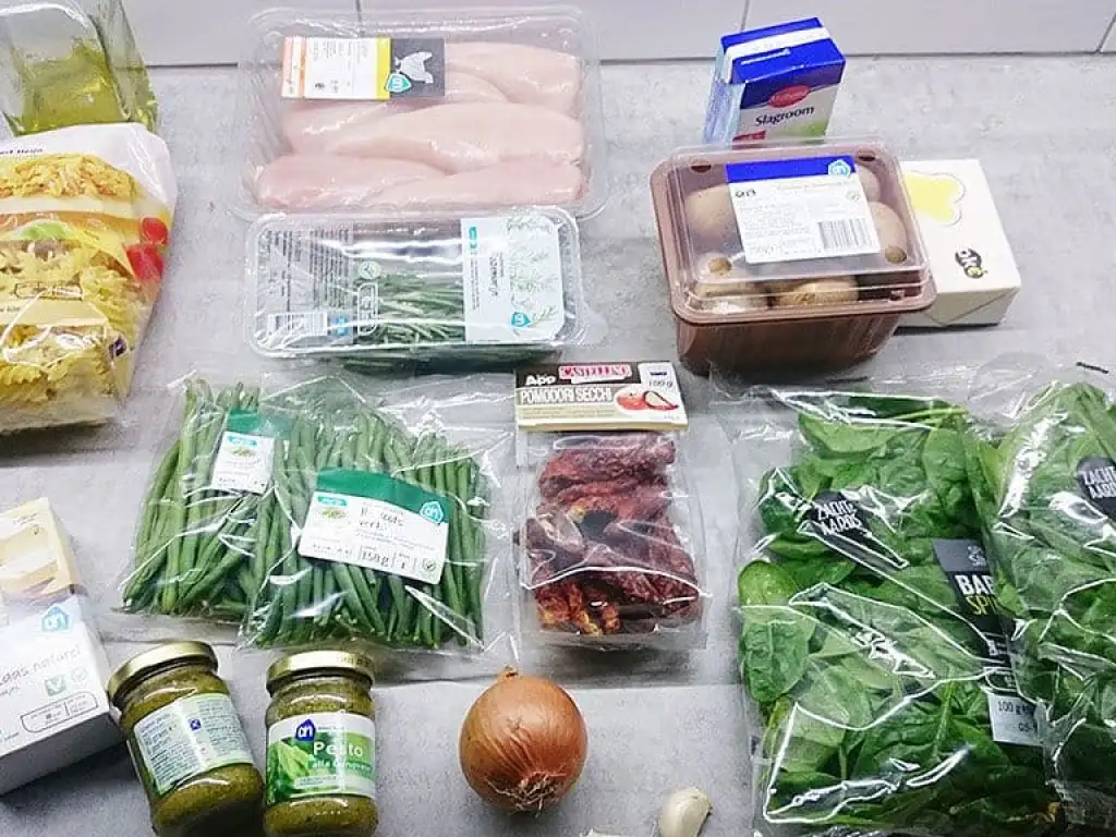 Romige pasta met kip en pesto ingrediënten