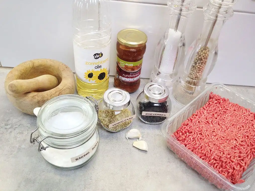 Roemeense gegrilde gehaktbroodjes ingrediënten