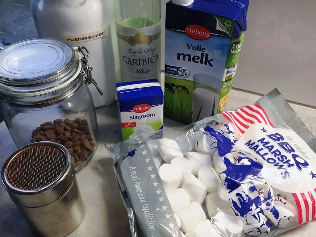 Warme chocolademelk met rum en marshmallows ingrediënten