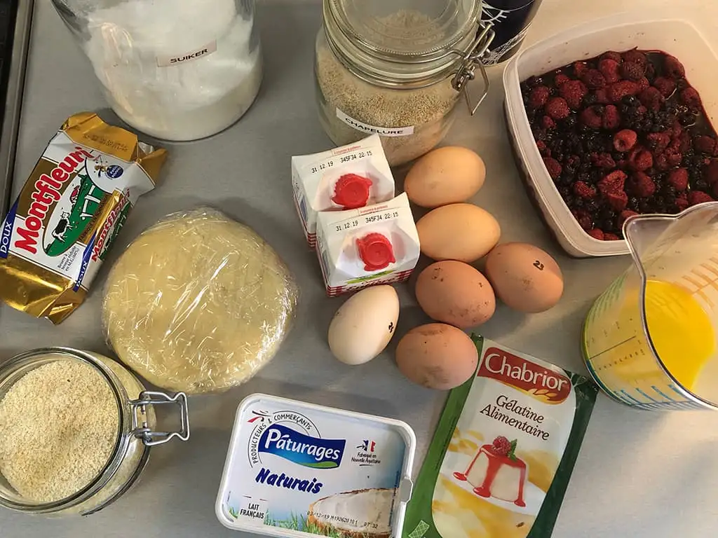Rood fruit en amandeltaart met yuzu mousse ingrediënten