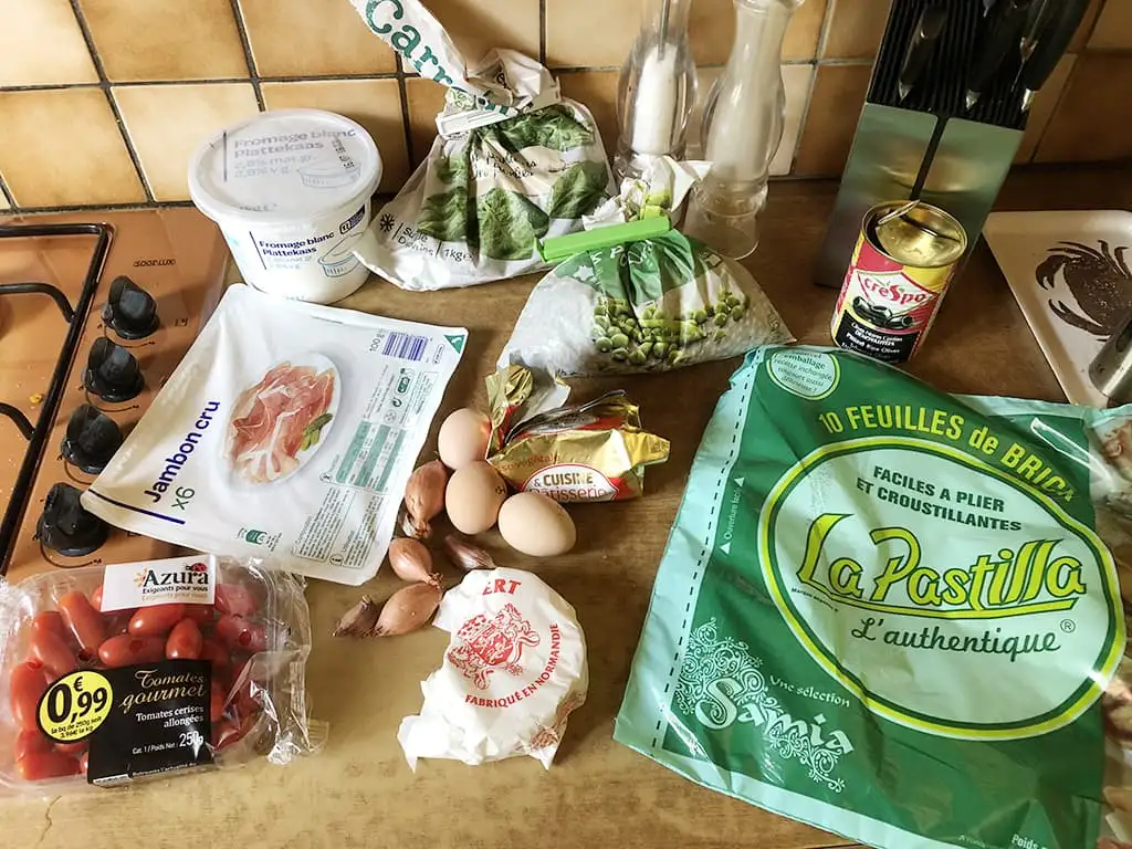 Hartige taart met brickdeeg, kwark en spinazie ingrediënten