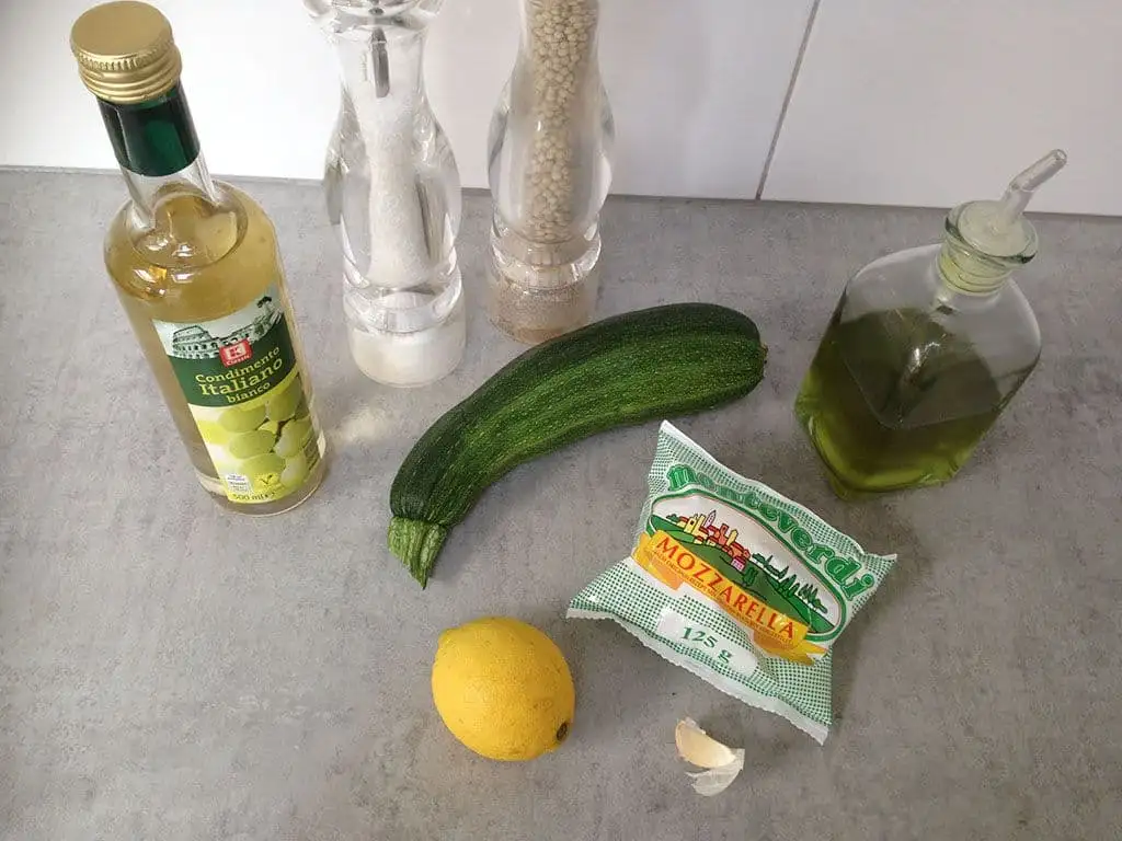 Frisse courgette salade met mozzarella ingrediënten