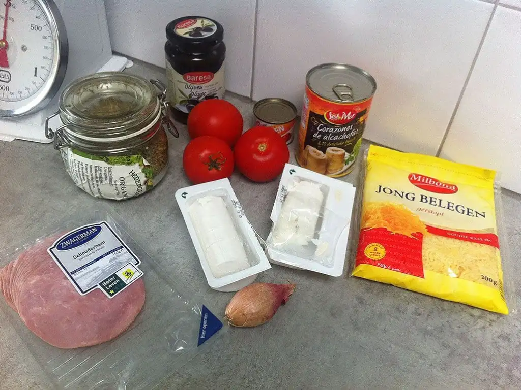 Pizza met tomaat en geitenkaas ingrediënten
