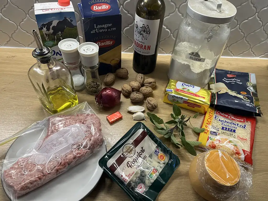 Lasagne met blauwe kaas en gehakt ingrediënten