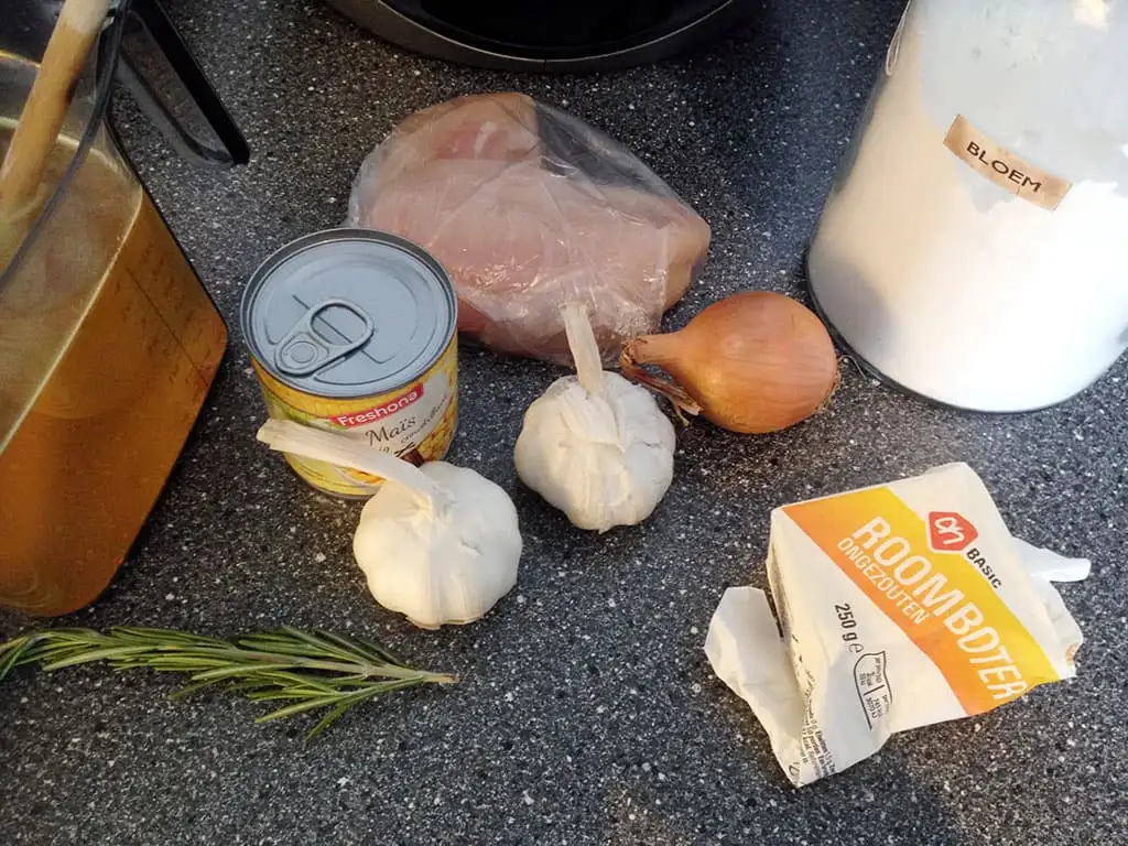Gepofte knoflooksoep met kip en maïs ingrediënten