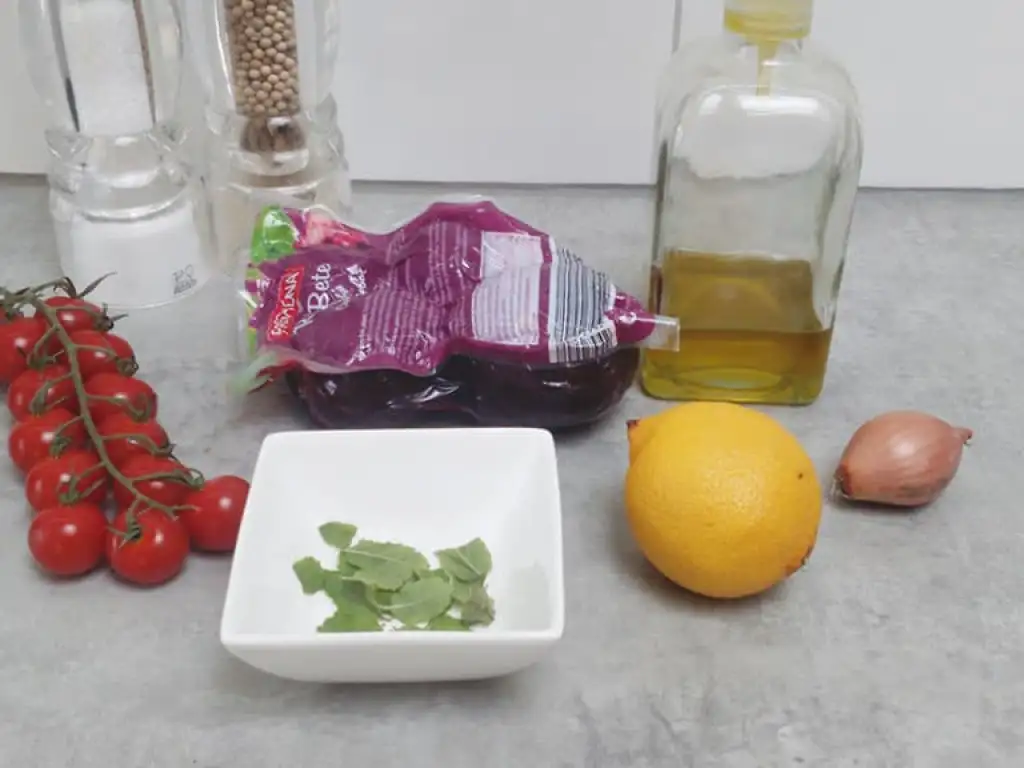Geroosterde rode bieten salade met tomaat ingrediënten