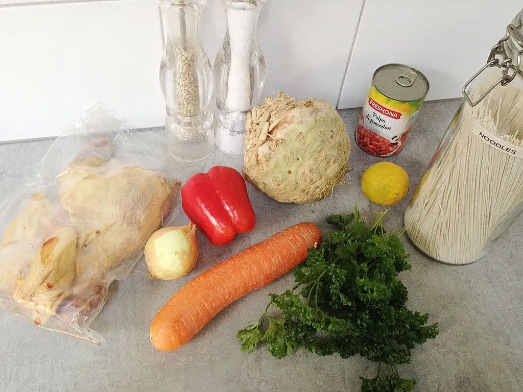 Traditionele Roemeense kippen noedelsoep ingrediënten