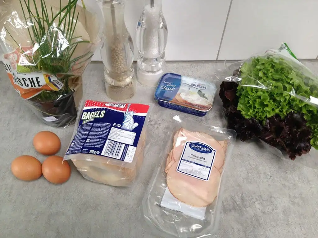 Bagel met roomkaas, ei en gerookte kalkoen ingrediënten