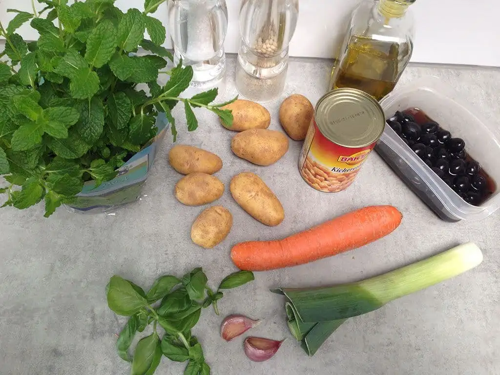 Eenpansgerecht met kikkererwten en groenten ingrediënten