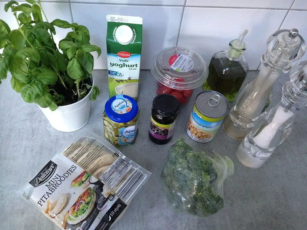Mini pitabroodjes met kikkererwten en broccoli ingrediënten
