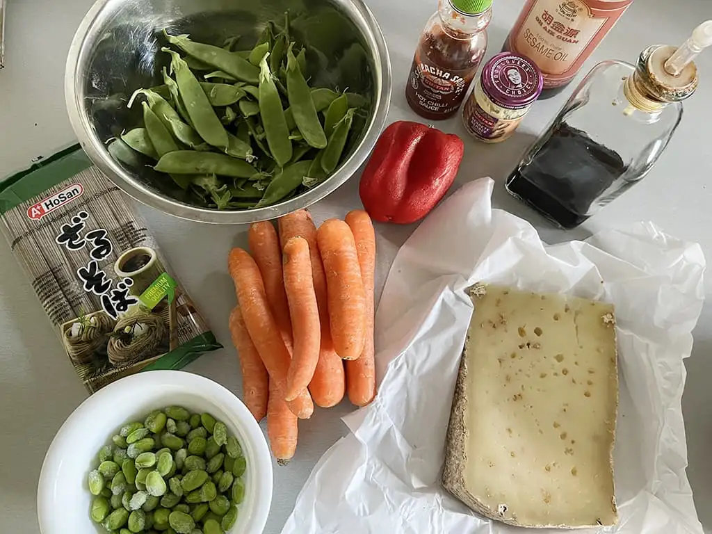 Soba noedels met groenten ingrediënten