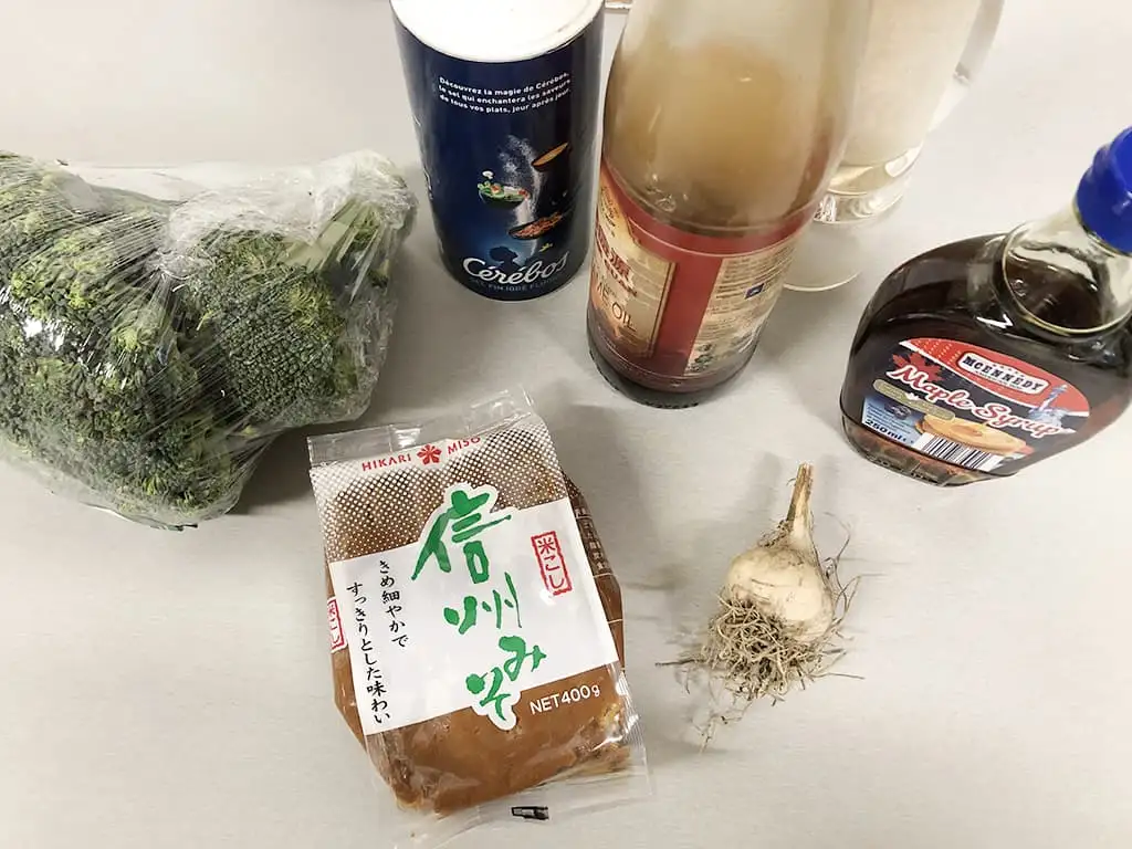 Geroosterde broccoli met miso ingrediënten