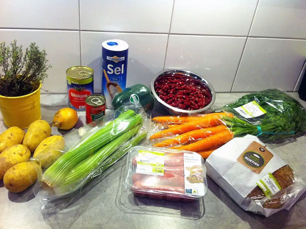 Stevige groentesoep met bonen en worst ingrediënten