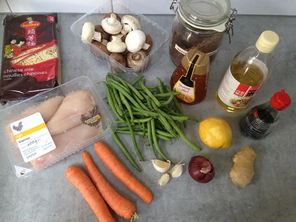 Noedels met kip en teriyaki saus ingrediënten