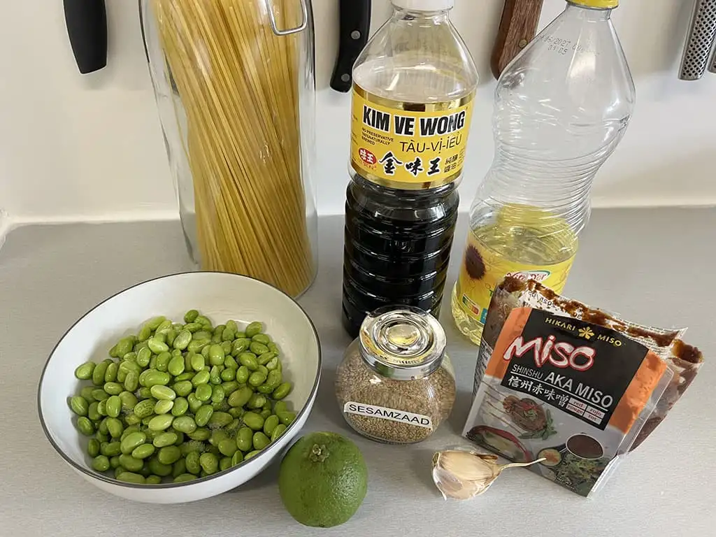 Snelle miso spaghetti met edamame ingrediënten
