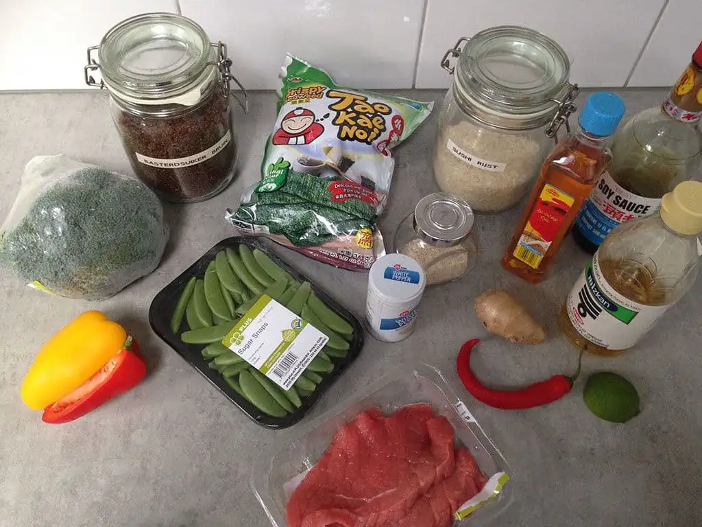 Sushi bowl met bief teriyaki ingrediënten