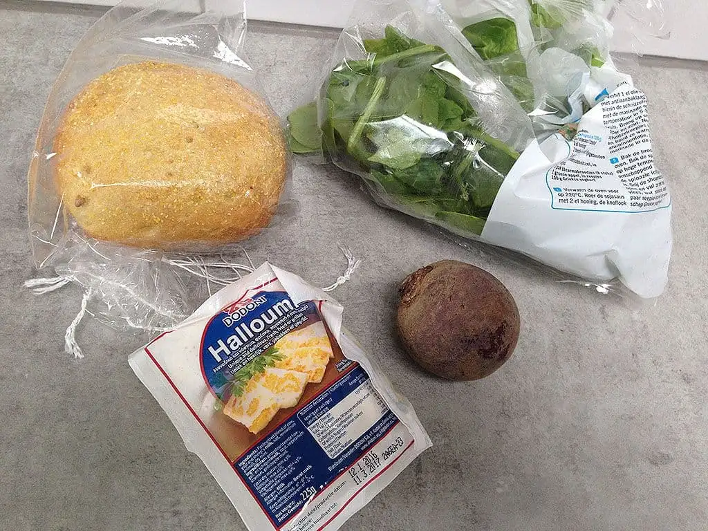 Sandwich met gegrilde halloumi kaas en rode bieten ingrediënten