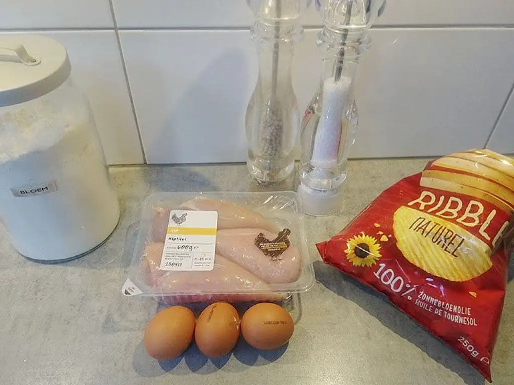 Gefrituurde kipstukjes met een korst van chips ingrediënten