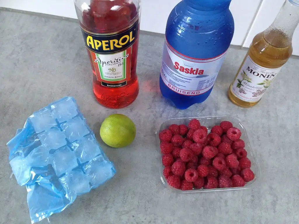 Aperol cocktail met limoen en frambozen ingrediënten