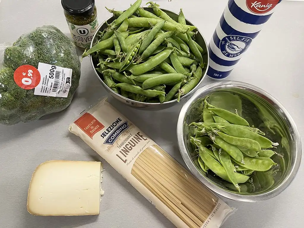 Pasta pesto met groene groenten ingrediënten