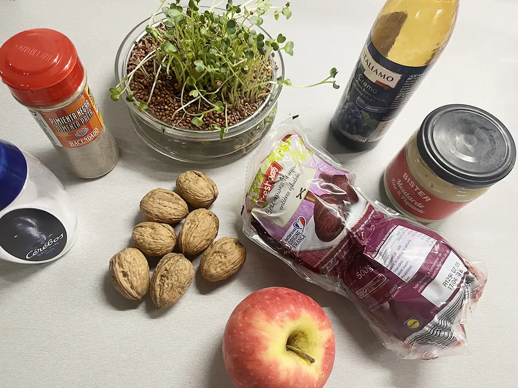 Rode biet tartaar in een glaasje ingrediënten