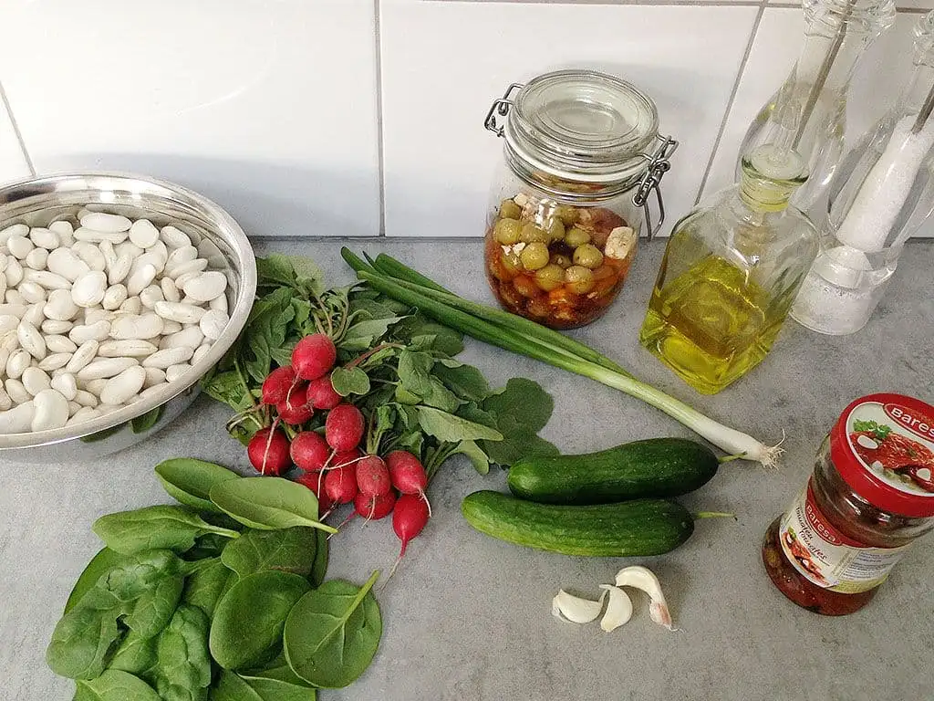 Griekse witte bonensalade ingrediënten