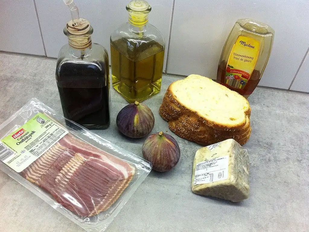 Gegrild broodje met vijgen, bacon en blauwe kaas ingrediënten
