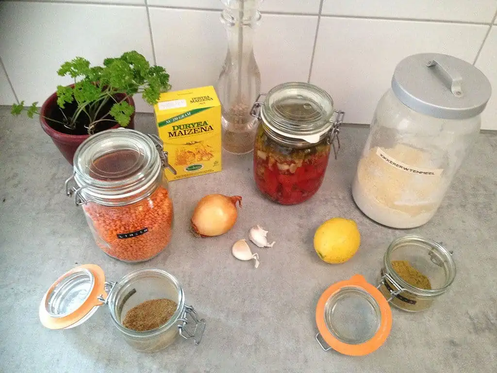 Brood van rode linzen en geroosterde paprika ingrediënten