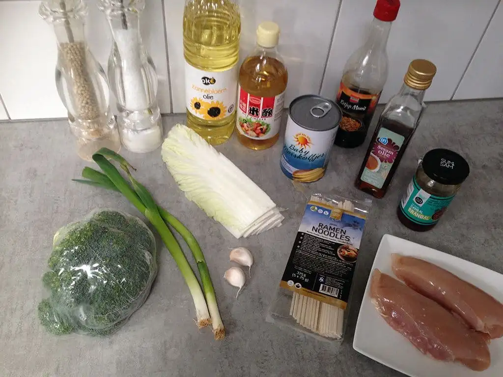 Noedels, kip en baby maïs uit de wok ingrediënten
