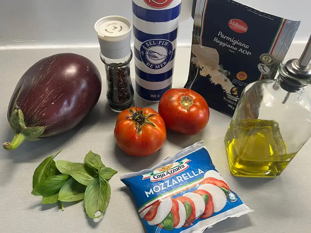 Aubergine hapjes met tomaat en mozzarella ingrediënten