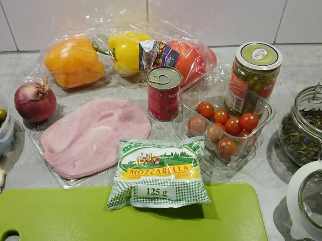 Mozzarella pizza met ham en paprika ingrediënten