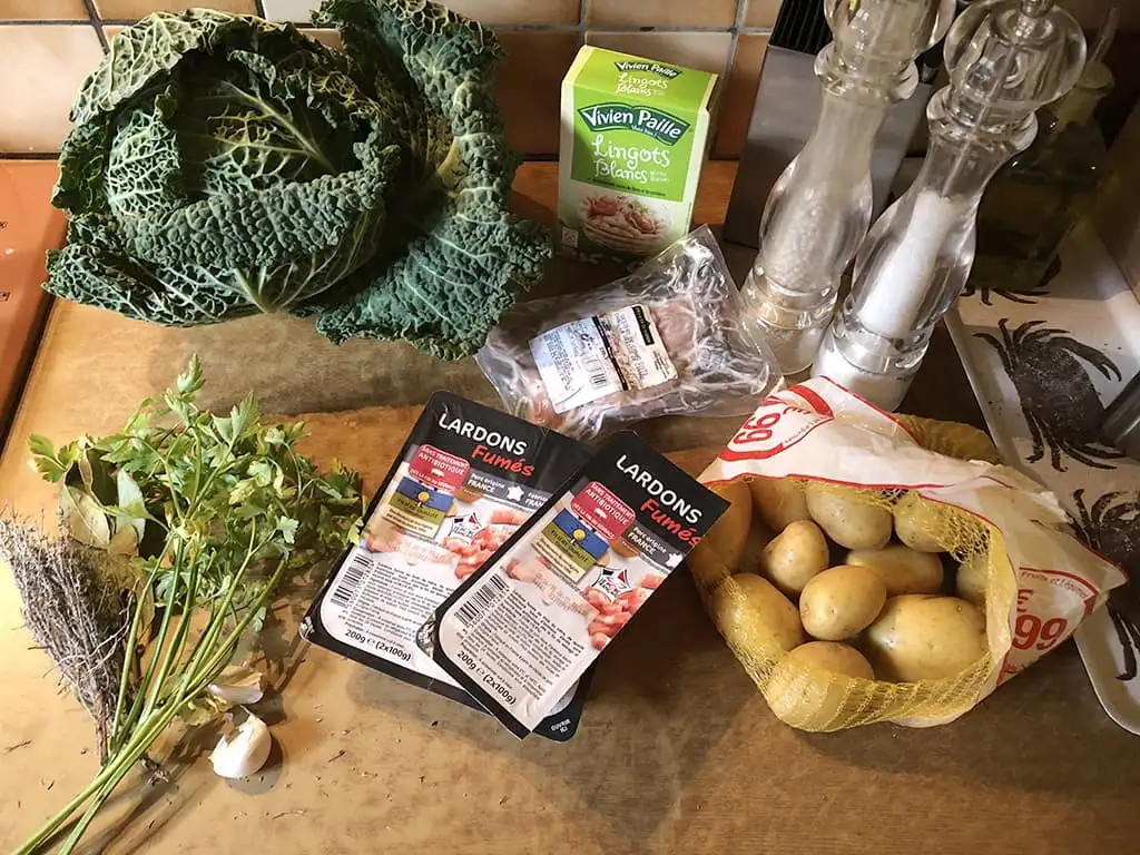 Garbure béarnaise - gevulde groentesoep met eend ingrediënten