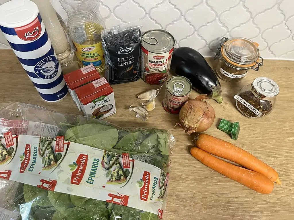 Zwarte linzen curry met spinazie en kokosmelk ingrediënten
