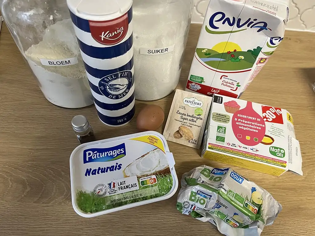 Roze zoete broodjes met roomkaas ingrediënten
